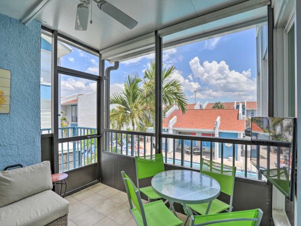 Charming 2 Bedroom Vacation Rental in Madeira Beach Sleeps 4