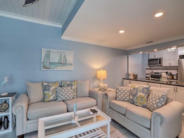Charming 2 Bedroom Vacation Rental in Madeira Beach Sleeps 4