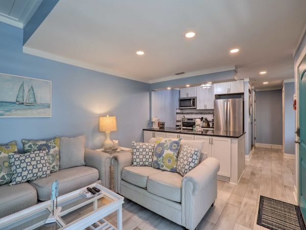Charming 2 Bedroom Vacation Rental in Madeira Beach Sleeps 4