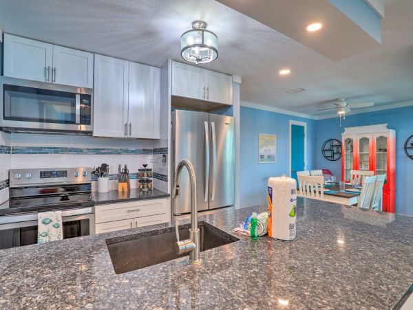 Charming 2 Bedroom Vacation Rental in Madeira Beach Sleeps 4