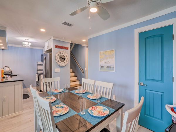 Charming 2 Bedroom Vacation Rental in Madeira Beach Sleeps 4