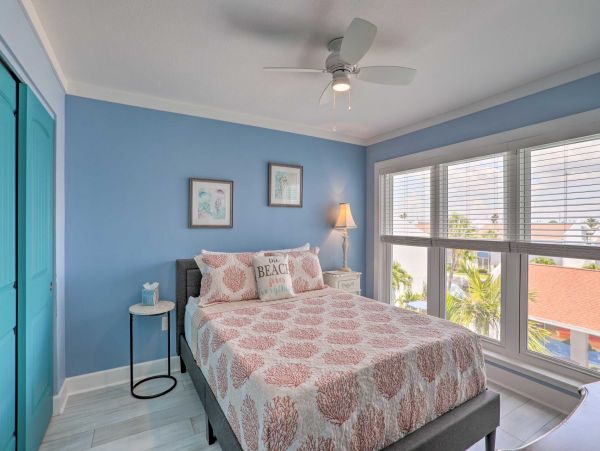 Charming 2 Bedroom Vacation Rental in Madeira Beach Sleeps 4