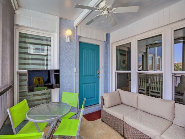 Charming 2 Bedroom Vacation Rental in Madeira Beach Sleeps 4