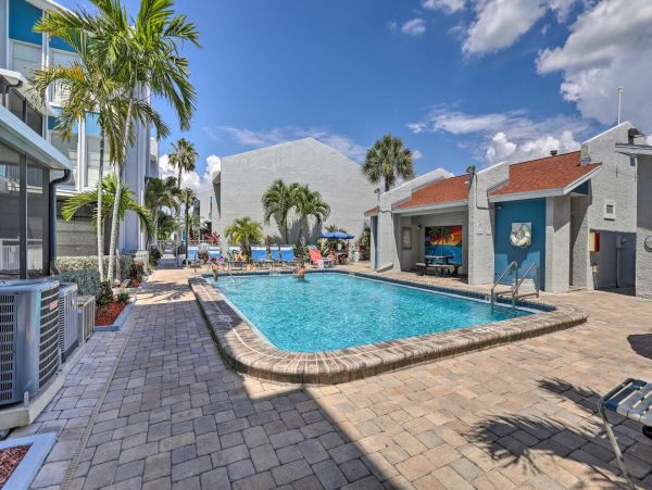 Charming 2 Bedroom Vacation Rental in Madeira Beach Sleeps 4