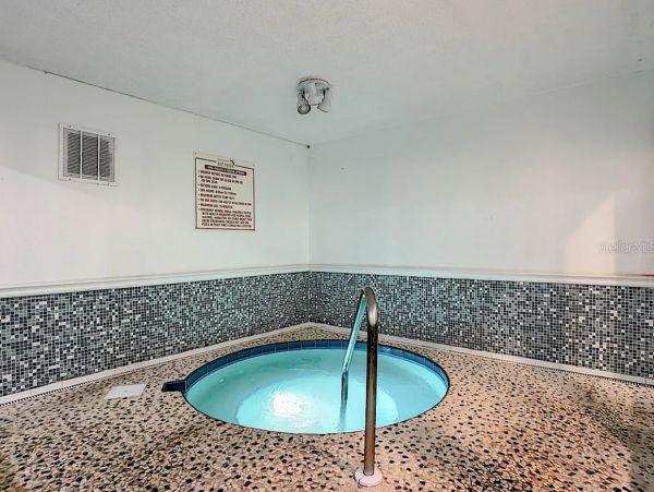 Charming 2 Bedroom Vacation Rental in Madeira Beach Sleeps 4