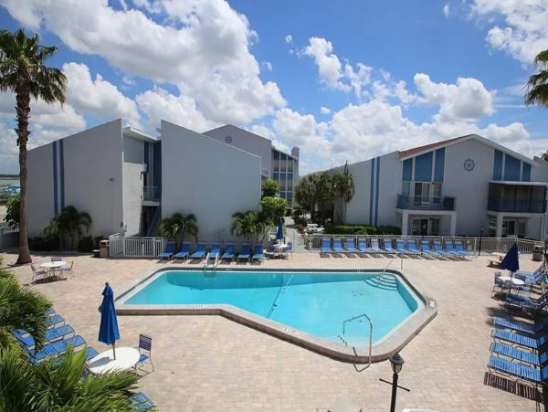 Charming 2 Bedroom Vacation Rental in Madeira Beach Sleeps 4
