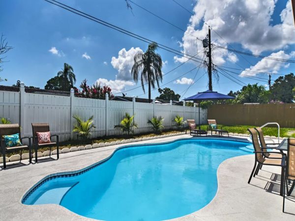 Largo Gorgeous Vacation Pool Home Sleeps 10 Guests