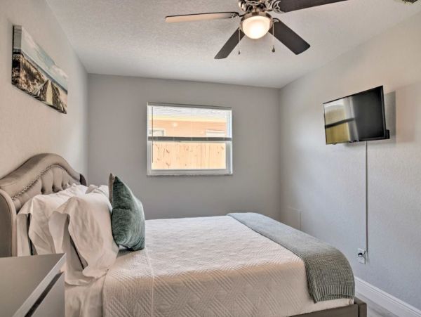 Largo Gorgeous Vacation Pool Home Sleeps 10 Guests