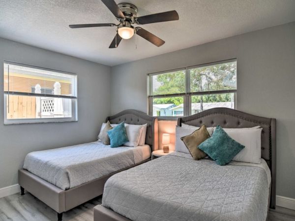 Largo Gorgeous Vacation Pool Home Sleeps 10 Guests