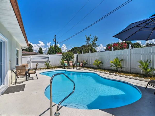 Largo Gorgeous Vacation Pool Home Sleeps 10 Guests