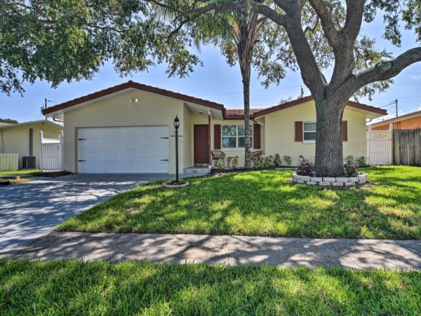 Largo Gorgeous Vacation Pool Home Sleeps 10 Guests