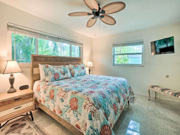 Three Bedroom Walk to Beach Vacation Rental in Largo