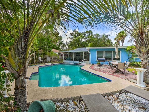 Three Bedroom Walk to Beach Vacation Rental in Largo