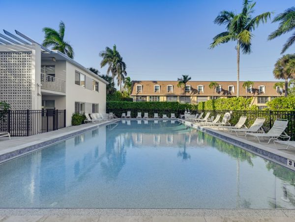 Chic Coastal Comfort in the Heart of Naples