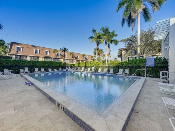 Chic Coastal Comfort in the Heart of Naples