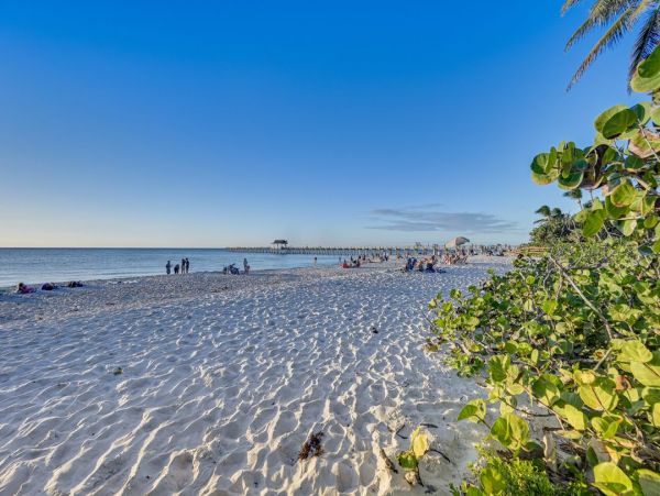 Chic Coastal Comfort in the Heart of Naples