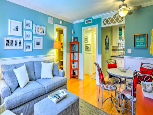 2 Bedroom Condo with pool access, walk to shopping and beach