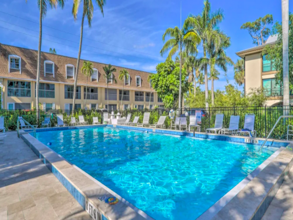 2 Bedroom Condo with pool access, walk to shopping and beach
