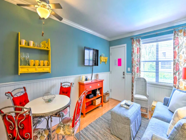 2 Bedroom Condo with pool access, walk to shopping and beach