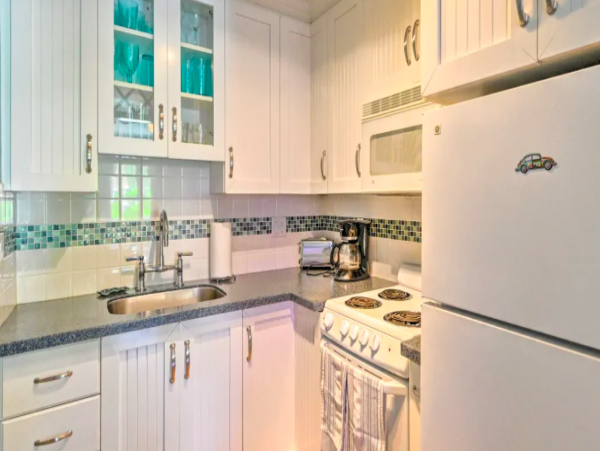 2 Bedroom Condo with pool access, walk to shopping and beach