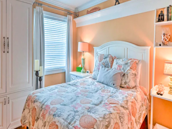 2 Bedroom Condo with pool access, walk to shopping and beach