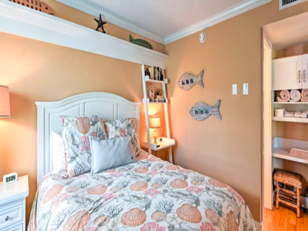 2 Bedroom Condo with pool access, walk to shopping and beach