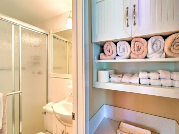 2 Bedroom Condo with pool access, walk to shopping and beach
