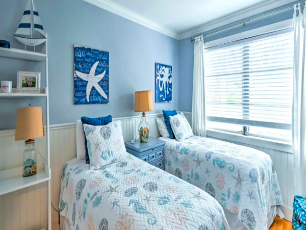 2 Bedroom Condo with pool access, walk to shopping and beach