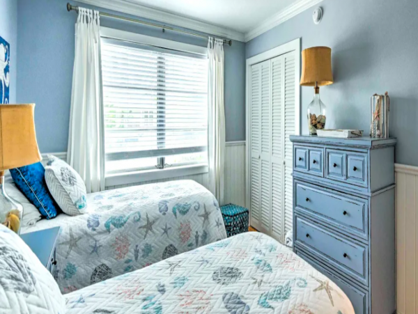 2 Bedroom Condo with pool access, walk to shopping and beach