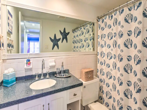 2 Bedroom Condo with pool access, walk to shopping and beach