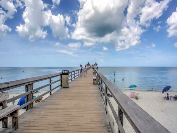 2 Bedroom Condo with pool access, walk to shopping and beach