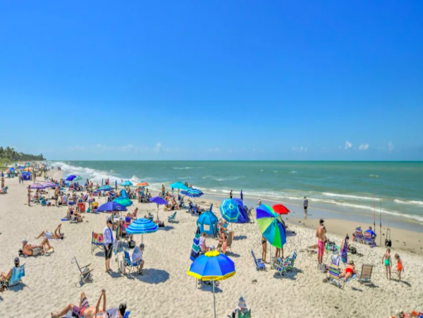 2 Bedroom Condo with pool access, walk to shopping and beach