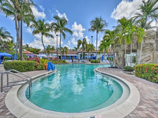 Naples 2 Bedroom Vacation Condo with Pools and Tennis Court