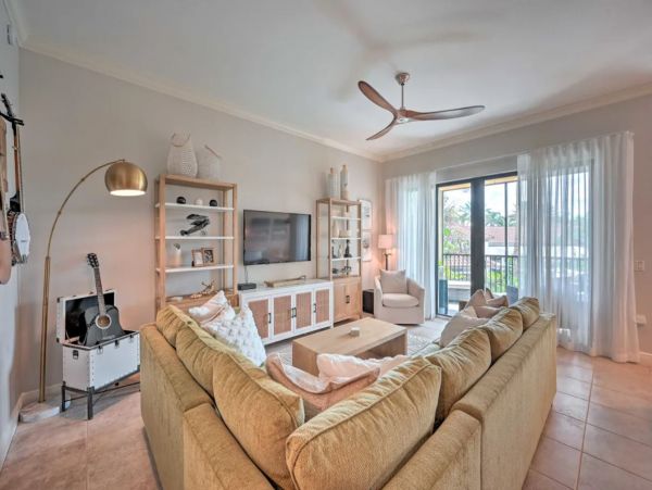 Naples 2 Bedroom Vacation Condo with Pools and Tennis Court