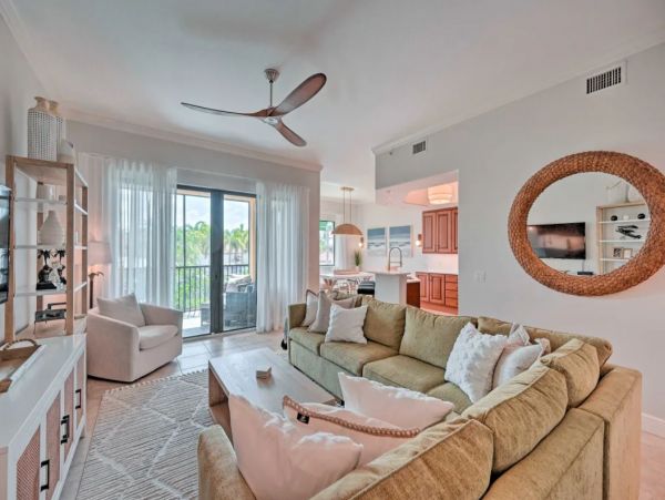 Naples 2 Bedroom Vacation Condo with Pools and Tennis Court
