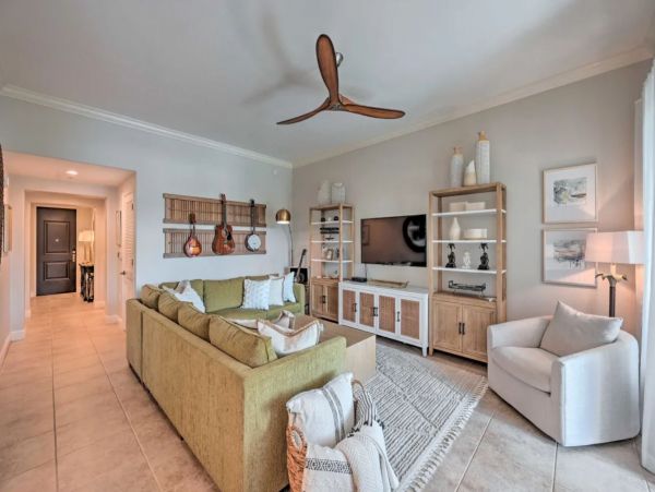 Naples 2 Bedroom Vacation Condo with Pools and Tennis Court
