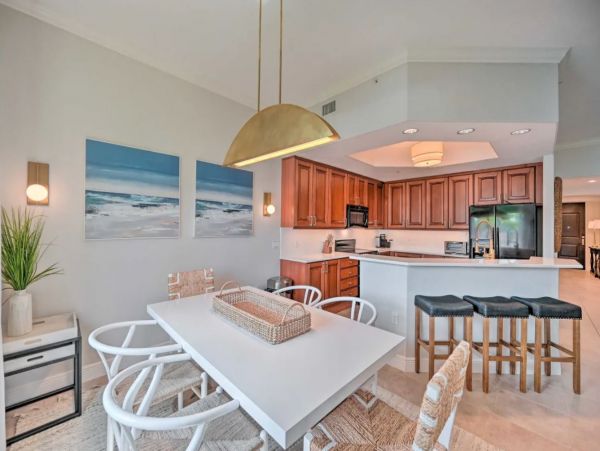 Naples 2 Bedroom Vacation Condo with Pools and Tennis Court