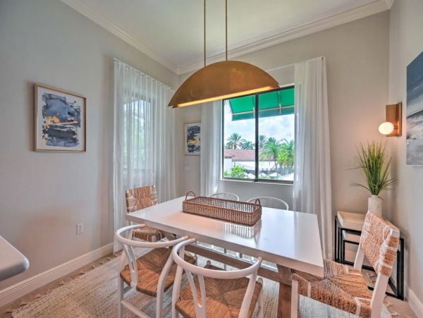 Naples 2 Bedroom Vacation Condo with Pools and Tennis Court
