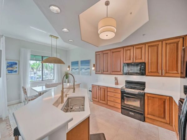Naples 2 Bedroom Vacation Condo with Pools and Tennis Court