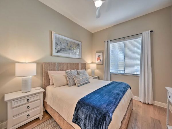 Naples 2 Bedroom Vacation Condo with Pools and Tennis Court
