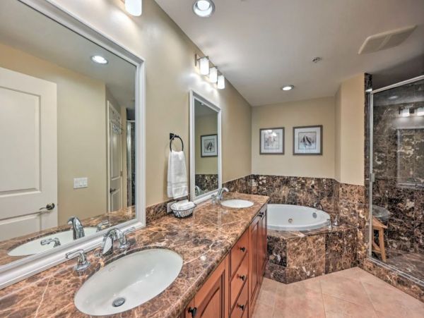 Naples 2 Bedroom Vacation Condo with Pools and Tennis Court