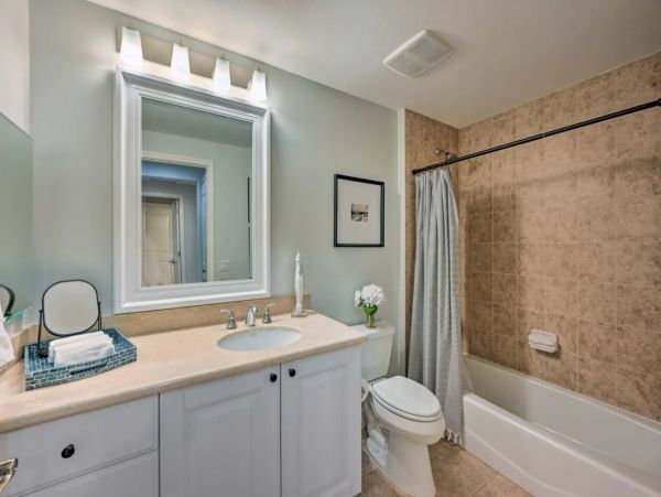 Naples 2 Bedroom Vacation Condo with Pools and Tennis Court