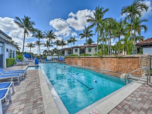 Naples 2 Bedroom Vacation Condo with Pools and Tennis Court