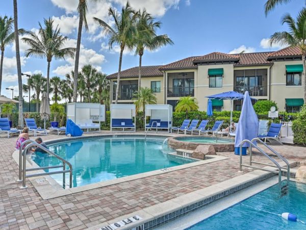 Naples 2 Bedroom Vacation Condo with Pools and Tennis Court