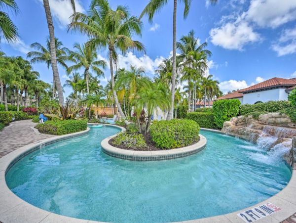 Naples 2 Bedroom Vacation Condo with Pools and Tennis Court