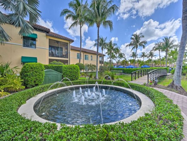 Naples 2 Bedroom Vacation Condo with Pools and Tennis Court
