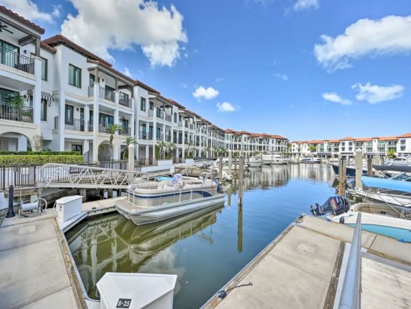 Naples 2 Bedroom Vacation Condo with Pools and Tennis Court