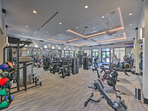 Naples 2 Bedroom Vacation Condo with Pools and Tennis Court