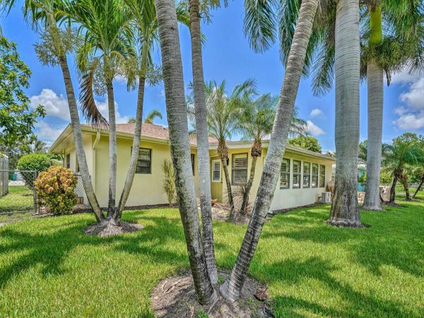 Charming 3 Bedroom Home in Naples Sleeps 7