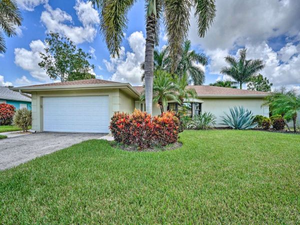 Charming 3 Bedroom Home in Naples Sleeps 7